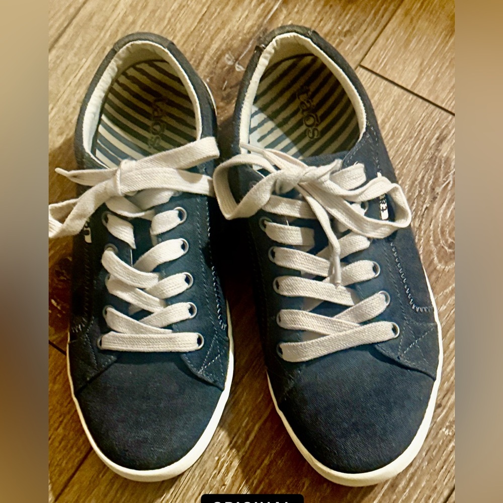 Taos Footwear Navy and White Low-Top Lace-Up Sneakers